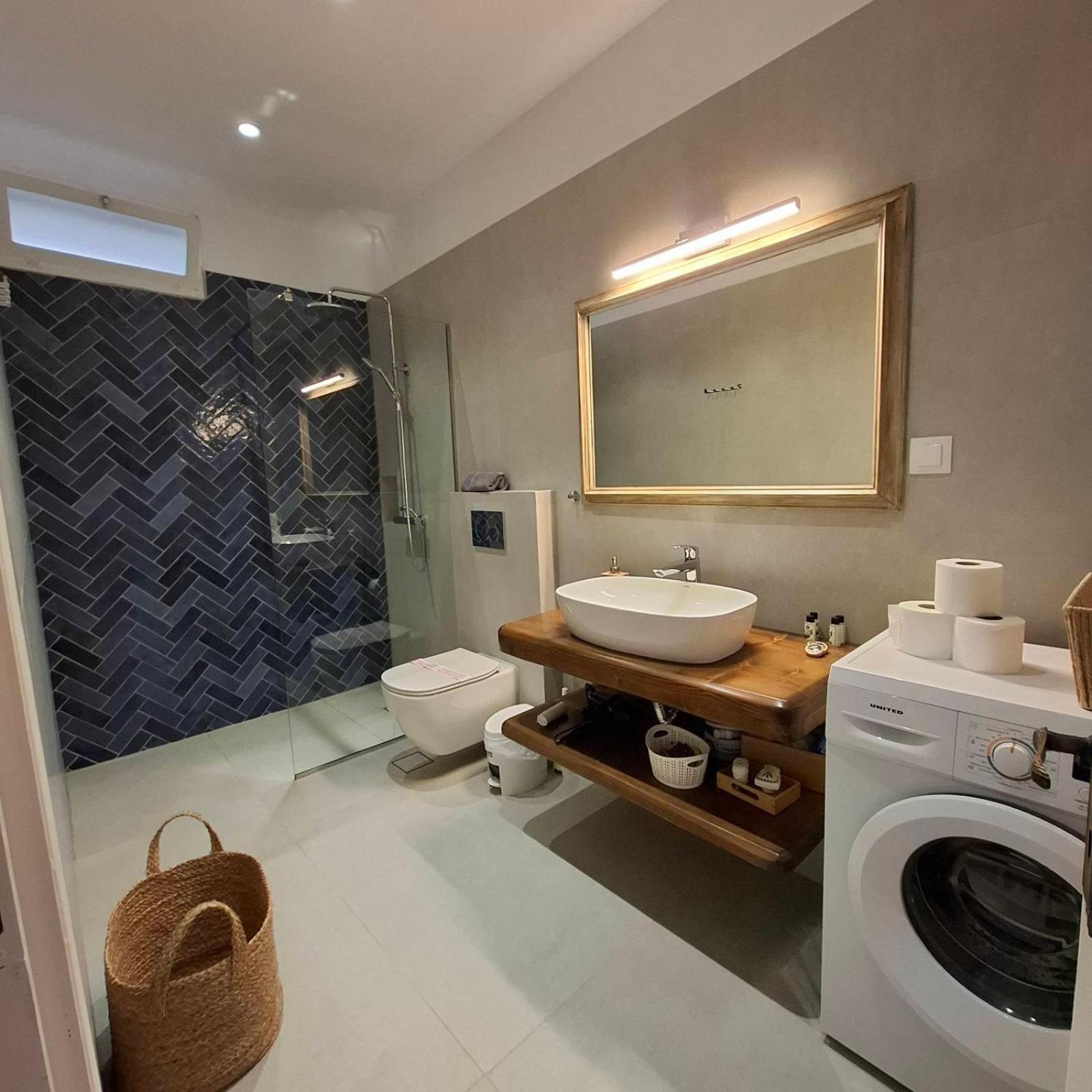 Aquarella-Stylish Veranda Apartment In Centre Of Poros Town 外观 照片